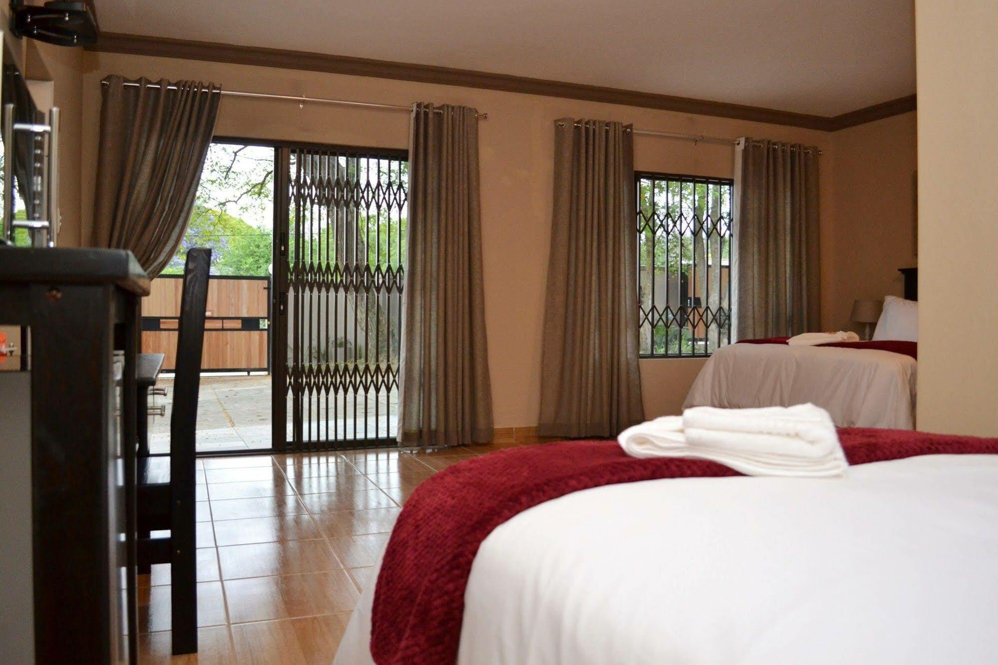 B at Home Guest House Piet Retief Extérieur photo